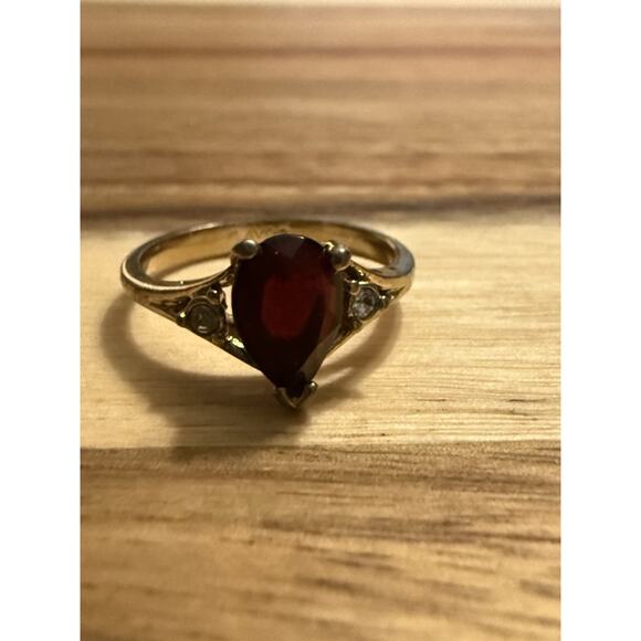 VTG Avon‎ Goldtone Garnet Costume Fashion Ruby Red Color Ring Size 7 - Picture 2 of 9